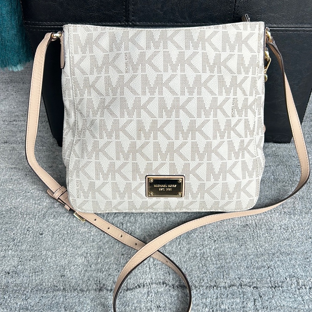 BRAND NEW Michael Kors Crossbody Purse 😍